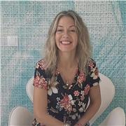 Coach y Formadora en siete países enseño rutinas completas de automasaje facial, yoga facial, digitopuntura facial y autocuidado